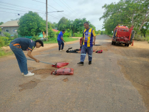 งานป้องกันและบรรเทาสาธารณภัย เทศบาลเมืองเทพวงศา ลงพื้นที่ซ่อมแซมถนนที่ชำรุดเสียหาย บริเวณทางเข้าบ้านแก้งเกลี้ยง