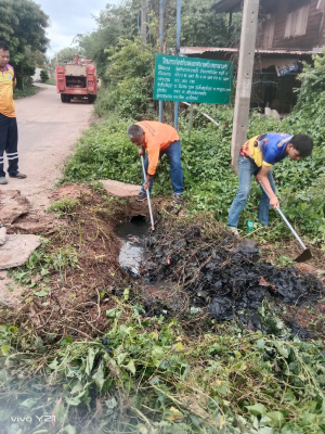 งานป้องกันและบรรเทาสาธารณภัย เทศบาลเมืองเทพวงศาลงพื้นที่ทำความสะอาดท่อระบายน้ำ