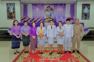 พิธีถวายเครื่องราชสักการะและวางพานพุ่ม และพิธีจุดเทียนชัยถวามพรพรชัยมงคล เนื่องในโอกาสวันเฉลิมพระชนมพรรษา สมเด็จพระนางเจ้าฯ พระบรมราชินี