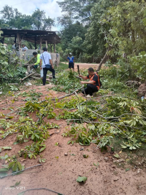 เจ้าหน้าที่งานป้องกันและบรรเทาสาธารณภัย เทศบาลเมืองเทพวงศา ลงพื้นที่ตัดต้นไม้ที่ล้มทับถนน  บ้านไทรย้อย หมู่ที่ 6