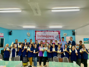 วันศุกร์ที่ 13 มิถุนายน พ.ศ. 2568 งานพัฒนาชุมชน ฝ่ายอำนวยการ สำนักปลัดเทศบาลเมืองเทพวงศา จัดกิจกรรม การเรียน - การสอน โรงเรียนผู้สูงอายุ รุ่นที่ 8/2568 โดยจัดกิจกรรมการ ทำลูกประคบสมุนไพรเพื่อสุขภาพ