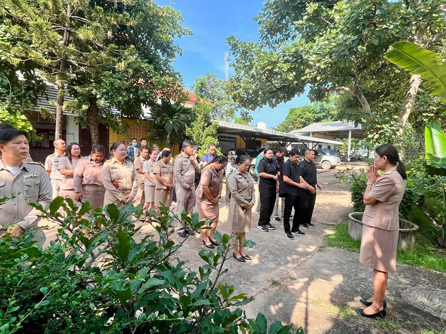 กิจกรรมเข้าแถวเคารพธงชาติ ณ บริเวณหน้าเสาธง สำนักงานเทศบาลเมืองเทพวงศา