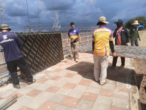 จัดเตรียมสถานที่ในการจัดงานประเพณีวันออกพรรษา