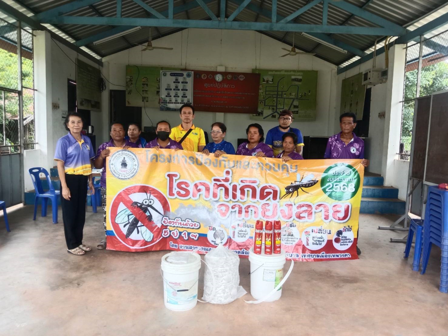 งานบริหารสาธารณสุขและสิ่งแวดล้อม ฝ่ายอำนวยการ สำนักปลัด เทศบาลเมืองเทพวงศา ดำเนินการตามแผนปฏิบัติงาน ภายใต้ “โครงการป้องกันและควบคุมโรคที่เกิดจากยุงลาย”