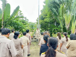 กิจกรรมเข้าแถวเคารพธงชาติหน้าเสาธง  ณ บริเวณหน้าสำนักงานเทศบาลเมืองเทพวงศา