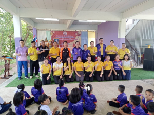 งานป้องกันและบรรเทาสาธารณภัย ฝ่ายอำนวยการ สำนักปลัดเทศบาลเมืองเทพวงศา ซึ่งได้รับเชิญเป็นวิทยากรให้ความรู้ ตาม&ldquo;โครงการ อบรมเชิงปฏิบัติการด้านความปลอดภัยในสถานศึึกษา การฝึกอบรมแผนแผ่นดินไหว