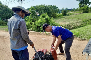 งานป้องกันและบรรเทาสาธารณภัย เทศบาลเมืองเทพวงศา ลงพื้นที่ซ่อมแซมถนนที่ชำรุดเสียหาย ในเขตพื้นที่เทศบาลเมืองเทพวงศา